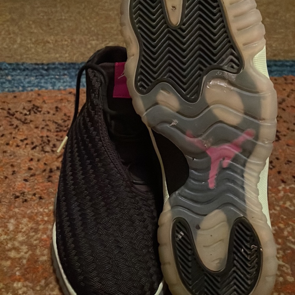 Jordan’s Size 6 - Picture 2 of 5